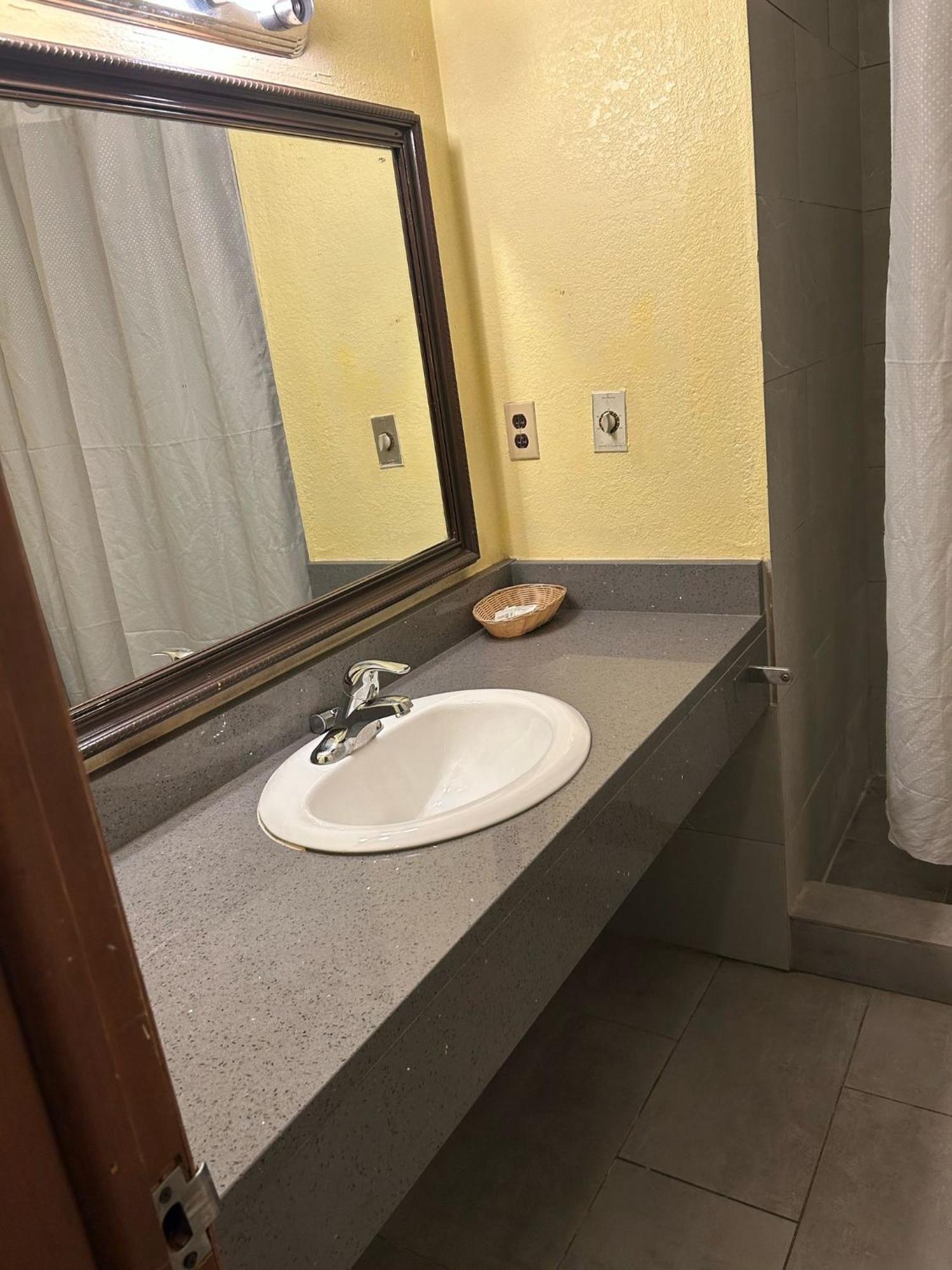 Hillcrest Motel By Oyo Aurora Near Lawrenceburg מראה חיצוני תמונה