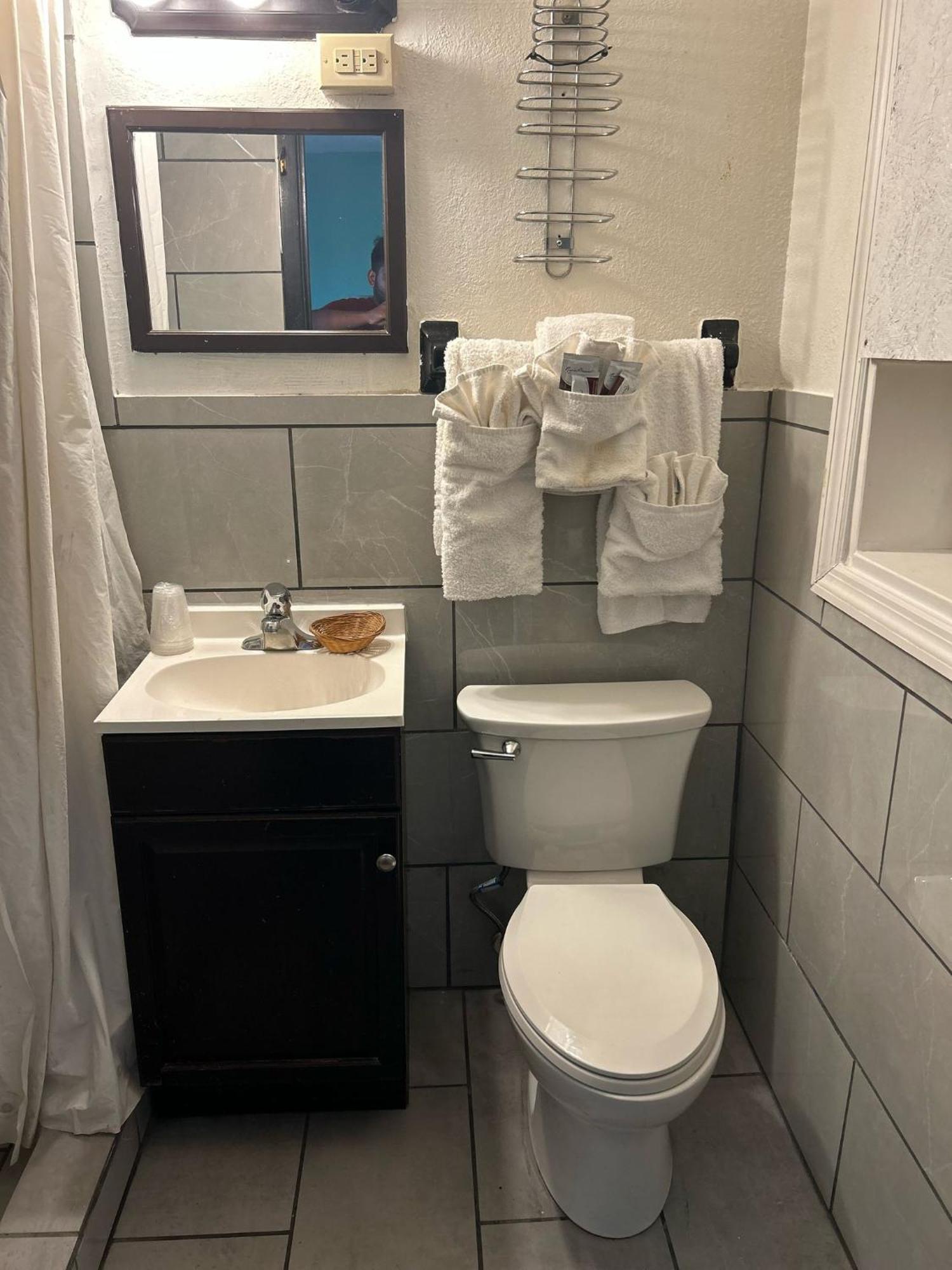 Hillcrest Motel By Oyo Aurora Near Lawrenceburg מראה חיצוני תמונה