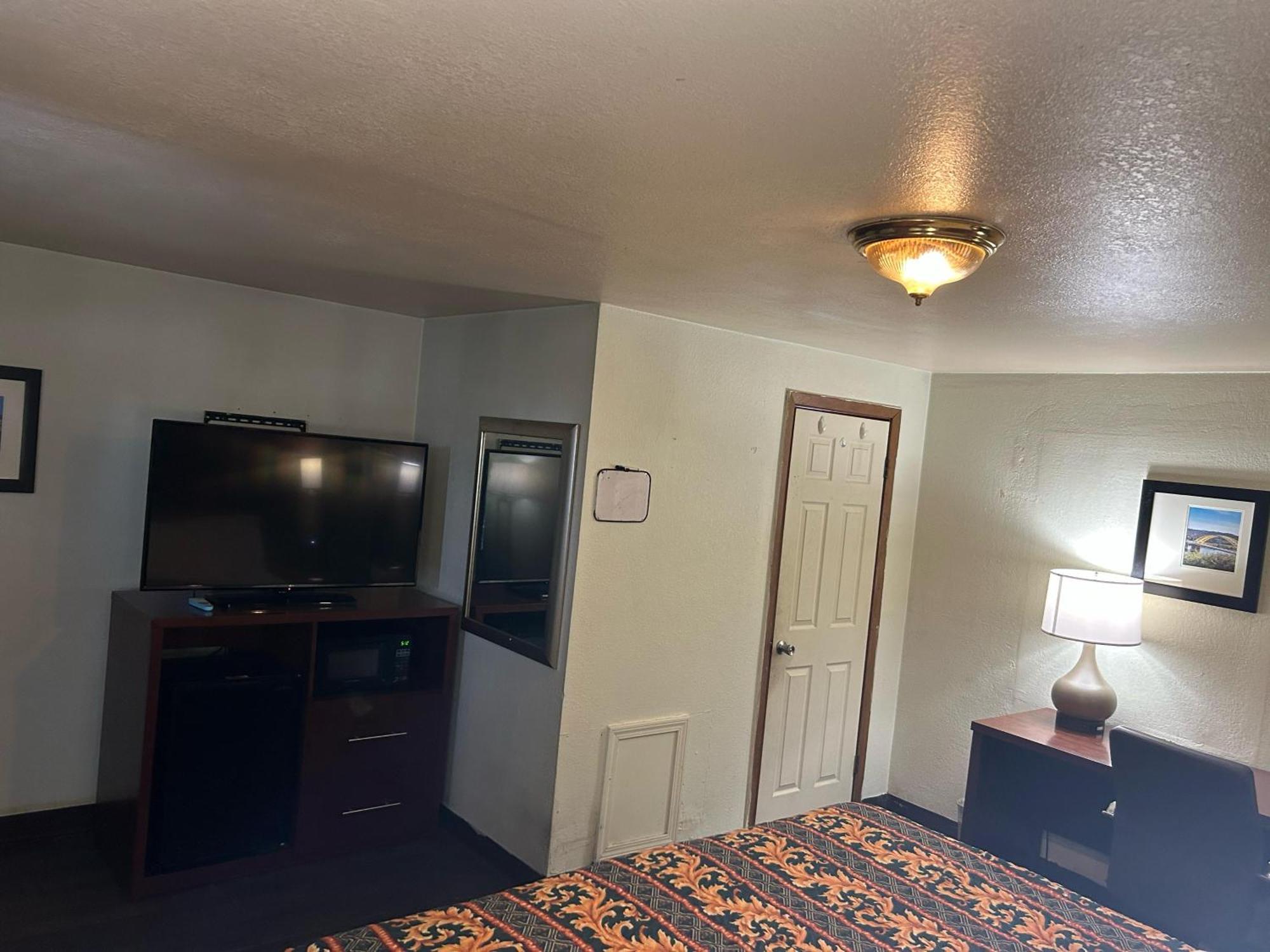 Hillcrest Motel By Oyo Aurora Near Lawrenceburg מראה חיצוני תמונה