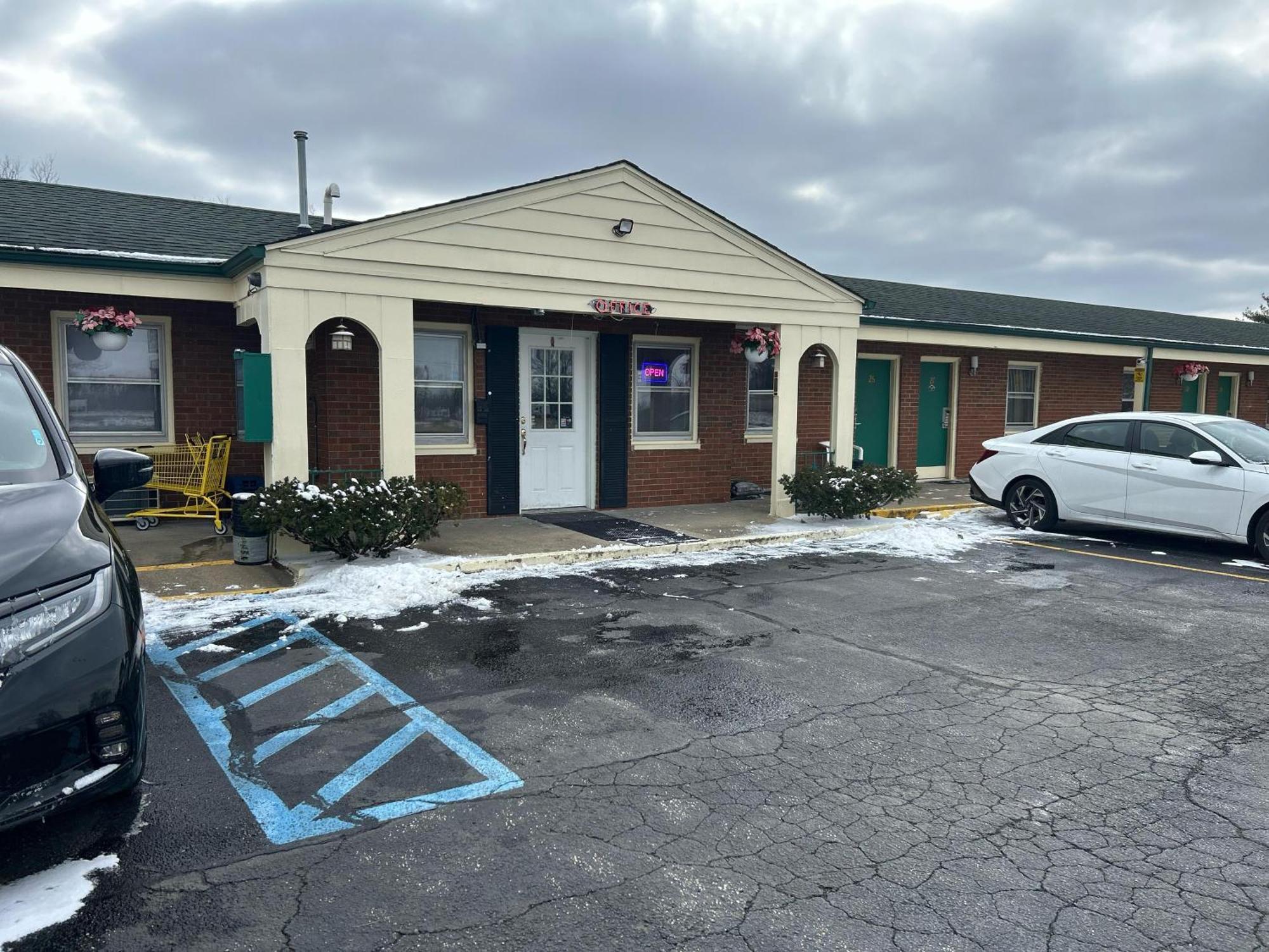 Hillcrest Motel By Oyo Aurora Near Lawrenceburg מראה חיצוני תמונה