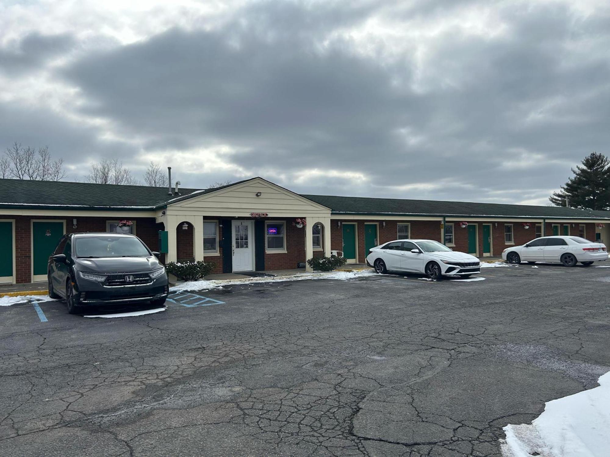 Hillcrest Motel By Oyo Aurora Near Lawrenceburg מראה חיצוני תמונה